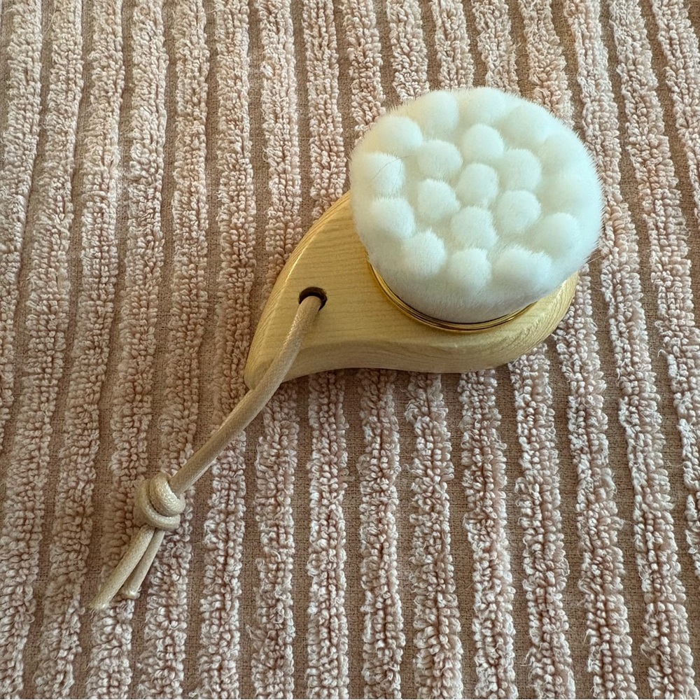 New Wooden Facial Cleansing Brush with Soft Bristles
